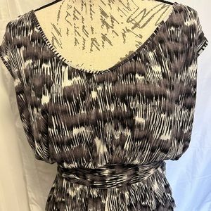 Banana Republic black-and-white ruched fabric shirt. SZ S. Like new condition.